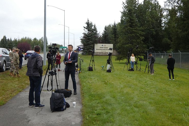 Journalisten bereiten sich auf das Treffen von Trump und Putin in Alaska vor. - © Luzia Geier/dpa