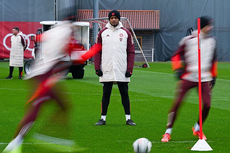 Vincent Kompany hat seine Spieler und die Partie gegen Donezk im Blick. - © Sven Hoppe/dpa
