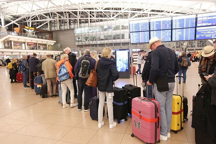 Tausende Fluggäste waren von der Geiselnahme auf dem Hamburger Flughafen betroffen. Jetzt läuft der Flugbetrieb wieder an. - © Bodo Marks/dpa