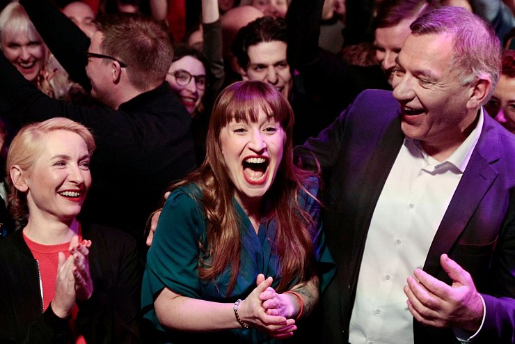 Bundestagswahl: Große Freude bei der Wahlparty der Linken. Die Parteivorsitzende Heidi Reichinnek (M) soll maßgeblich für den unerwarteten Wahlerfolg verantwortlich sein. - © Carsten Koall/dpa