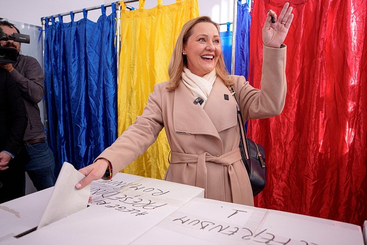 Die konservativ-liberale Reformpolitikerin Elena Lasconi hat sich für die Stichwahl gegen den extrem Rechten Calin Georgescu qualifiziert. (Archivbild) - © Andreea Alexandru/AP
