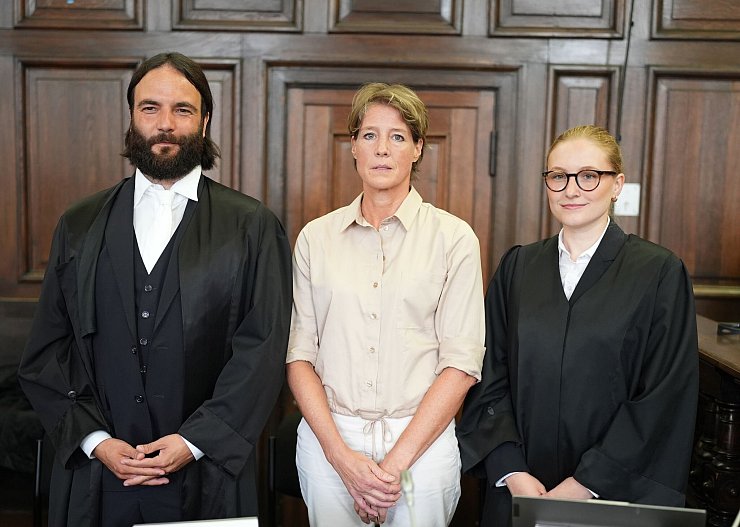 Christina Block mit den Anwälten Ingo Bott und Paula Wlodarek. - © Marcus Brandt/dpa-POOL/dpa