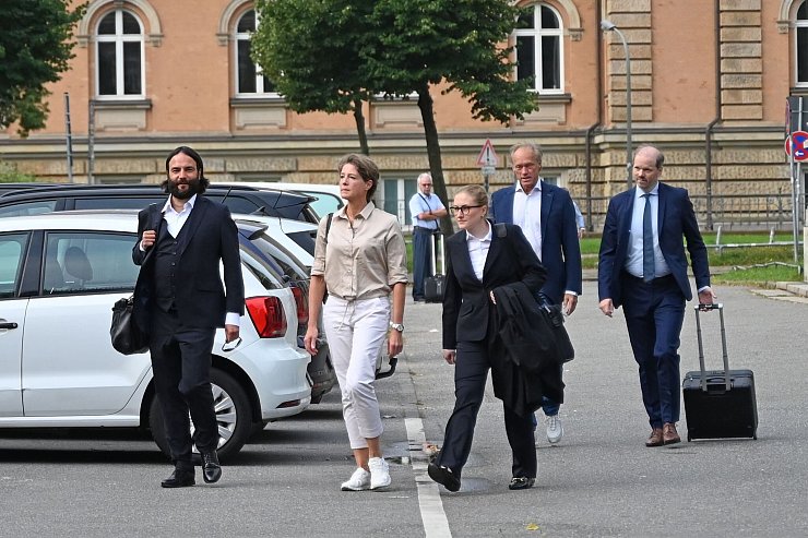 Auf dem Weg in das Strafjustizgebäude in Hamburg. - © David Hammersen/dpa