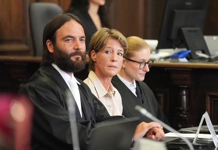 Christina Block mit ihren beiden Verteidigern im Gerichtssaal. - © Marcus Brandt/dpa-POOL/dpa