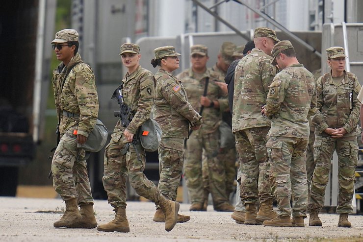 Nationalgardisten aus Texas sind nach Illinois gereist. Ob sie dort auch zum Einsatz kommen, ist unklar. - © Erin Hooley/AP/dpa