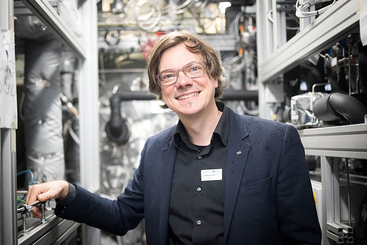 Das Forschungsteam um Matthias Metten vom Deutschen Zentrum für Luft- und Raumfahrt (DLR) wird die Plattform ab August vor Helgoland testen. - © Sina Schuldt/dpa