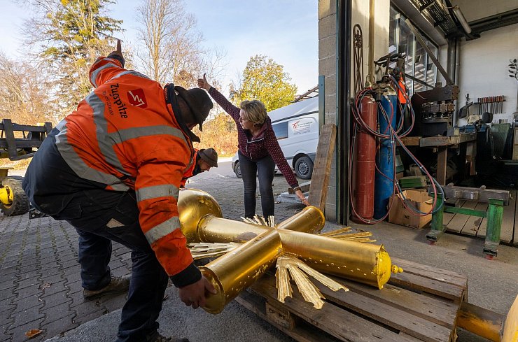 Im Tal wurde das Kreuz zu einer Spezialistin gefahren. - © Peter Kneffel/dpa
