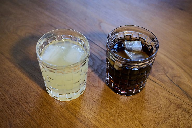 Zwei unterschiedliche Arten Softdrinks mit Eiswürfeln stehen auf einem Tisch - © Annette Riedl/dpa