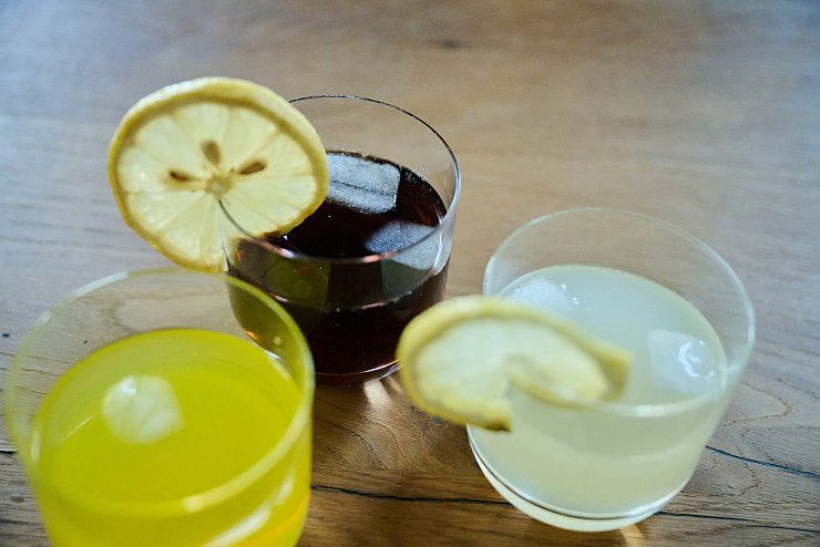 Drei unterschiedliche Arten Softdrinks stehen auf einem Tisch - © Annette Riedl/dpa