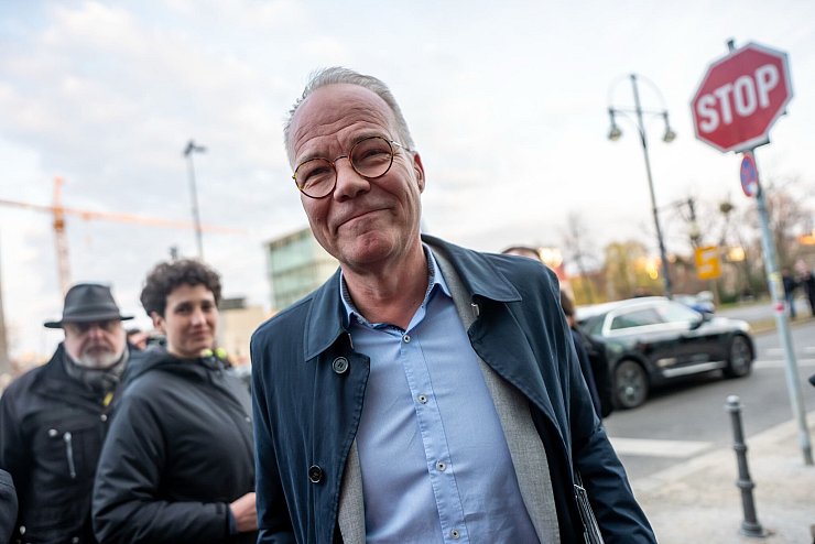 Zumindest die Stimmung scheint gut. SPD-Generalsekretär Matthias Miersch auf dem Weg zur ersten Runde der Koalitionsverhandlungen. (Archivfoto) - © Michael Kappeler/dpa