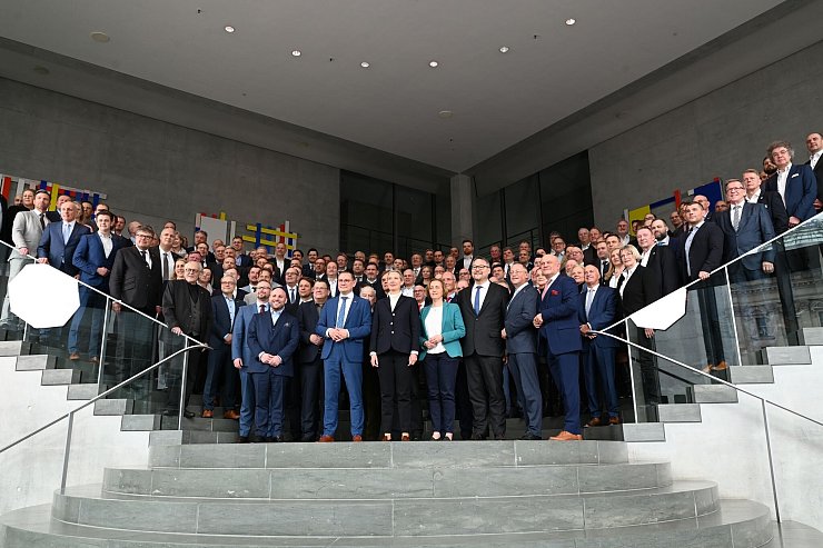 Dem neuen Bundestag gehören deutlich mehr Abgeordnete der AfD an. (Archivfoto) - © Elisa Schu/dpa