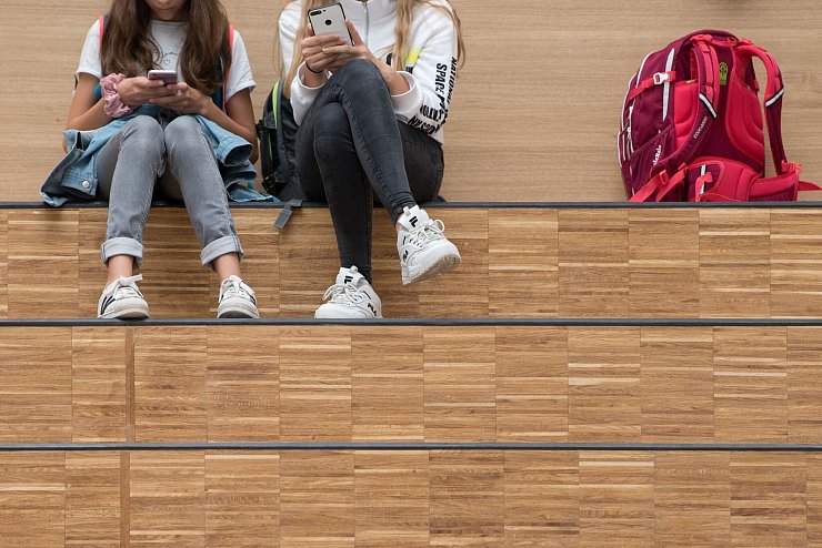 Für viele Schülerinnen und Schüler sind Smartphones aus dem Alltag kaum wegzudenken. (Archivbild) - © Sebastian Kahnert/dpa-Zentralbild/dpa