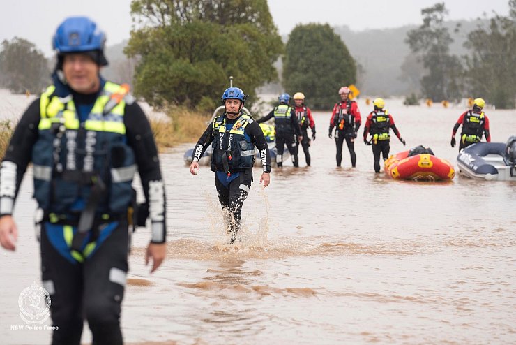 Die Retter sind vor allem mit Schlauchbooten im Einsatz. - © NSW Police/AP/dpa