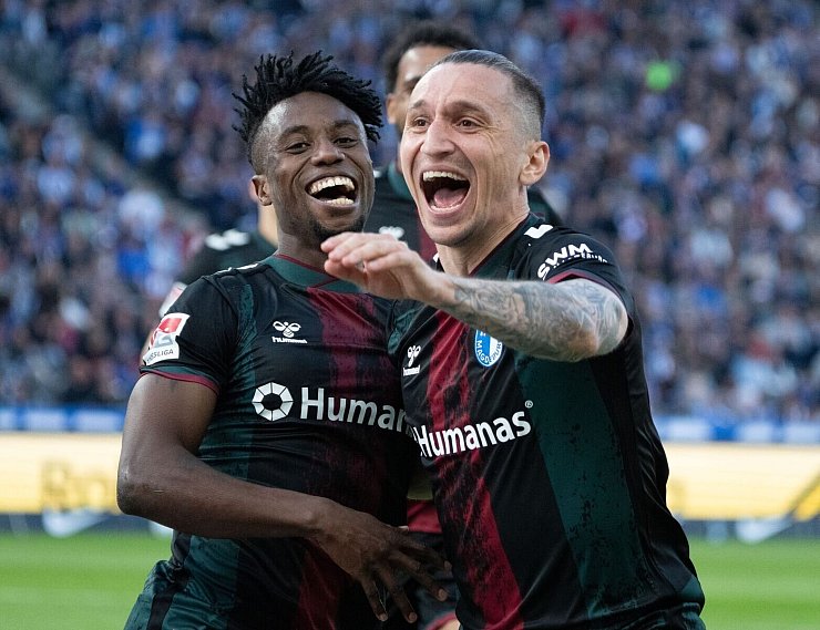 Verdiente Führung: Lubambo Musonda (l.) jubelt mit Vorlagengeber Bar?s Atik. - © Soeren Stache/dpa