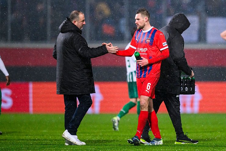 Trainer Frank Schmidt und Kapitän Patrick Mainka sehen das 1:1 gegen den FC St. Gallen kritisch. - © Tom Weller/dpa
