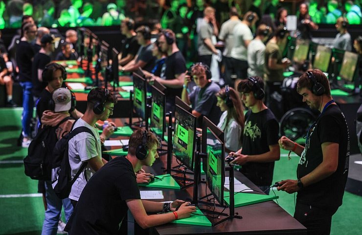 Computerspieler probieren bei der Gamescom Spiele aus. - © Oliver Berg/dpa