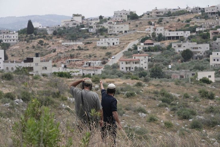 Israels rechtsreligiöse Regierung treibt den Siedlungsausbau im Westjordanland und in Ost-Jerusalem stetig voran. - © Maya Alleruzzo/AP/dpa