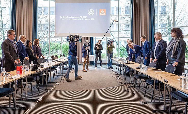 Zähe Verhandlungen: Bei VW geht die fünfte Tarifrunde in die Verlängerung. (Archivfoto) - © Moritz Frankenberg/dpa