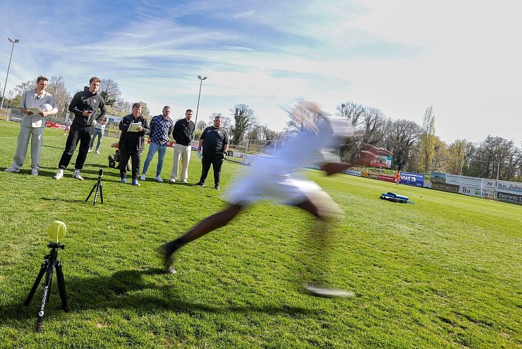 Sprint-Einheiten beim Probetraining. - © Christoph Reichwein/dpa