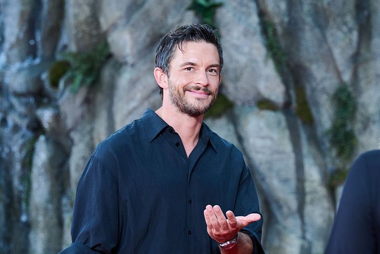 Der «Sexiest Man Alive», Jonathan Bailey, hält viel von Lego-Dates. (Archivfoto) - © Annette Riedl/dpa