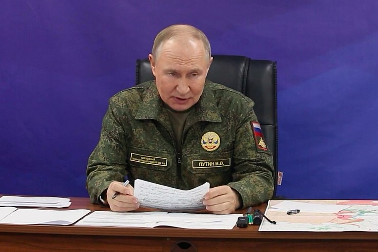 Kremlchef Putin zeigte sich demonstrativ in Uniform bei der Armee. (Archivbild) - © Uncredited/Russian Presidential Press Office/dpa