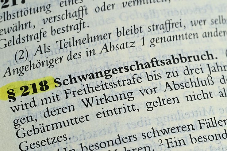 Bisher steht Schwangerschaftsabbruch im Strafgesetzbuch. - © Bernd Weißbrod/dpa