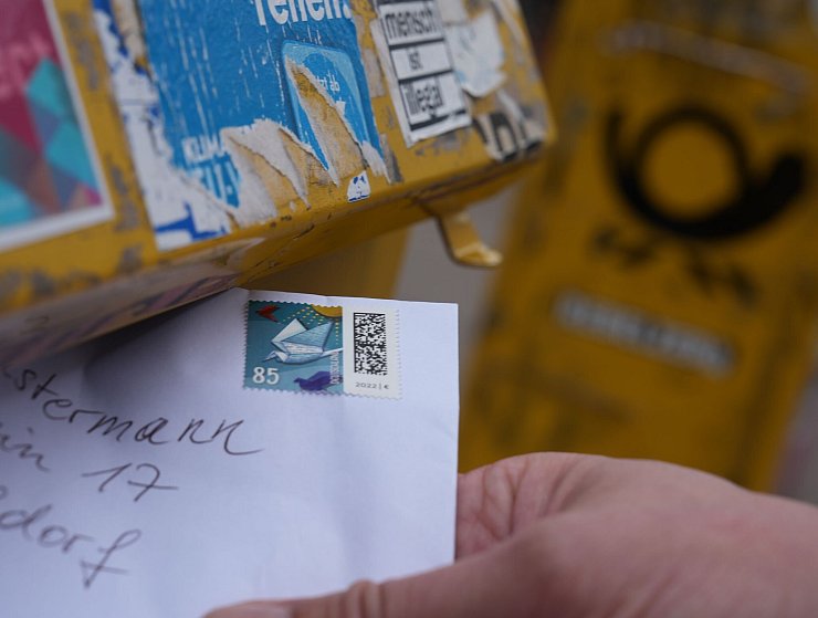 Rein mit dem Brief - noch kostet es 85 Cent. - © Marcus Brandt/dpa