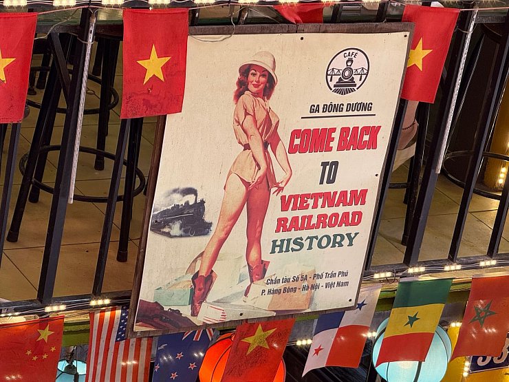 Ein Schild in der Train Street erzählt von der Historie der Zugtrasse. - © Carola Frentzen/dpa