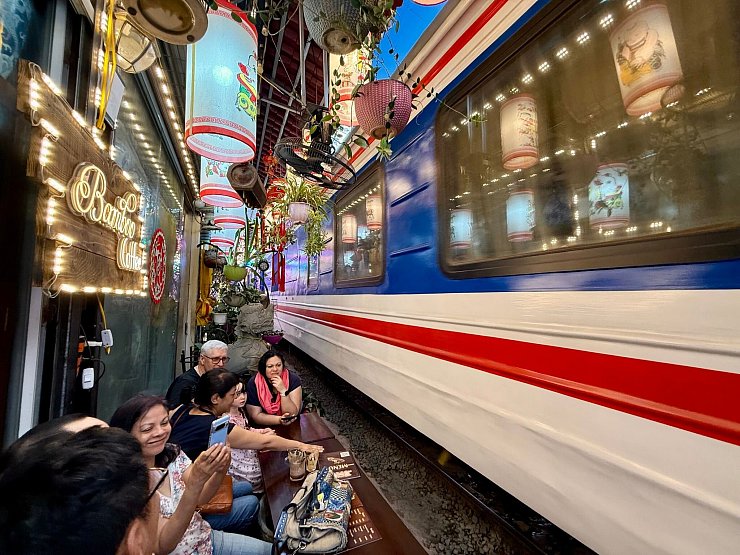 Der Zug donnert nur wenige Zentimeter vor den Nasen der Touristen vorbei. - © Carola Frentzen/dpa