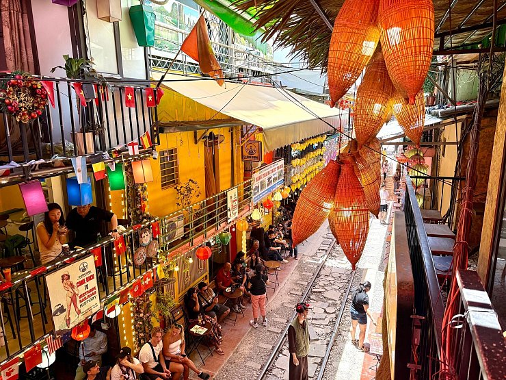 Lampions und hübsche Lokale: Die Train Street ist eine echte Sehenswürdigkeit. - © Carola Frentzen/dpa