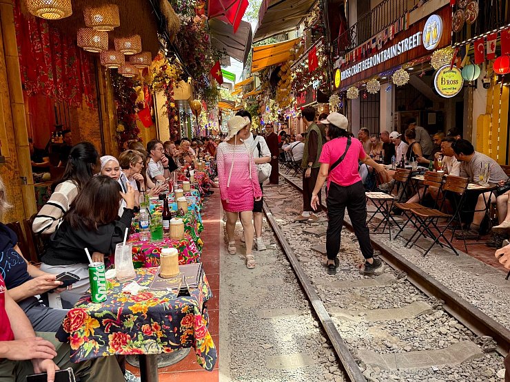 In der zugfreien Zeit werden die Gleise in der Train Street als Spazierweg genutzt. - © Carola Frentzen/dpa