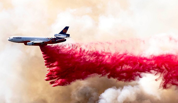 Die Brände wurden auch per Flugzeug bekämpft. (Archivbild) - © Brian Cahn/ZUMA Press Wire/dpa