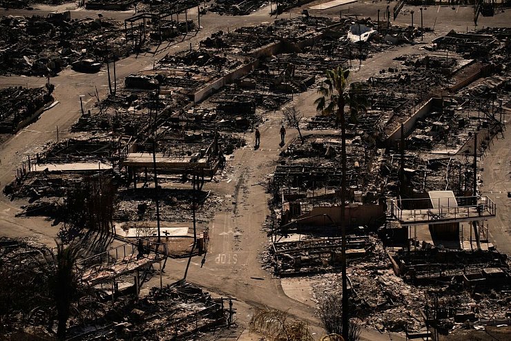 Die Feuer verwüsteten große Flächen. Die Forschungsgruppe plädiert für eine Verbesserung der Wasserinfrastruktur, strengere Bauvorschriften und den Ausbau erneuerbarer Energien. (Archivbild) - © John Locher/AP/dpa