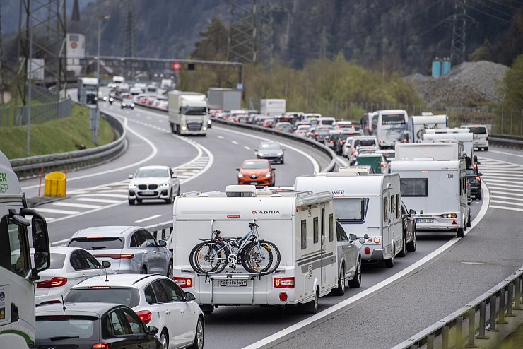 An Wochenende und zu Ferienbeginne staut sich der Verkehr vor dem Gotthardtunnel immer (Archivbild) - © Urs Flueeler/KEYSTONE/dpa