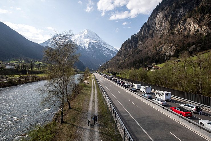 Berge und Urlub vor Augen müssen Autofahrer sich am Gotthardtunnel oft stundenlang gedulden (Archivbild) - © Alexandra Wey/KEYSTONE/dpa