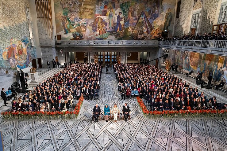 Bei der Preiszeremonie im Rathaus von Oslo waren auch das norwegische Königspaar und das Kronprinzenpaar (Mitte) dabei. - © Cornelius Poppe/NTB/dpa