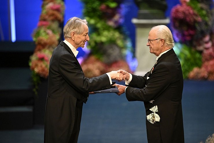 Einer der Preisträger: Der KI-Grundlagenforscher Geoffrey Hinton, der hier den Nobelpreis von König Carl Gustaf überreicht bekommt. - © Pontus Lundahl/TT News Agency via AP/dpa