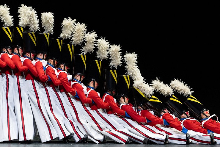 Die «Rockettes» tanzen die Parade der Holzsoldaten während der Weihnachtshow. (Archivbild) - © Julia Demaree Nikhinson/AP/dpa