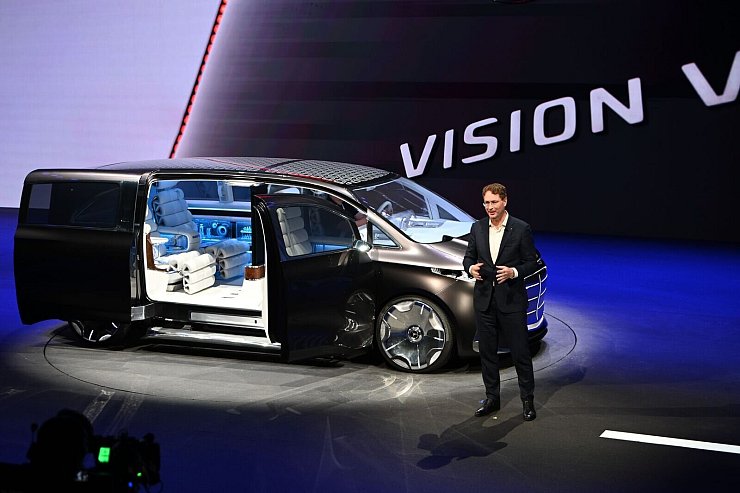 Mercedes Chef Ola Källenius vor dem Vision V - der Wagen soll ein Blick in die Zukunft von Vans der Marke Mercedes sein. - © Johannes Neudecker/dpa