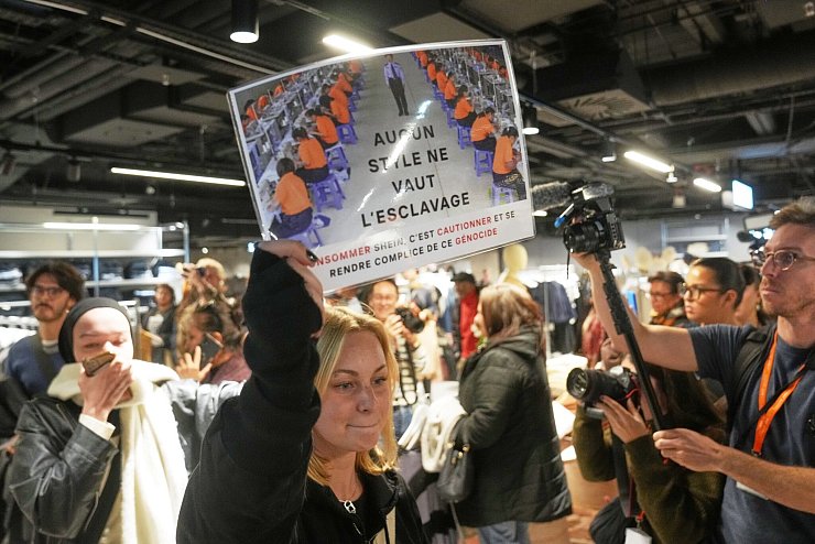 Besonders in den vergangenen Tagen stand Shein in Frankreich stark in der Kritik. - © Thibault Camus/AP/dpa