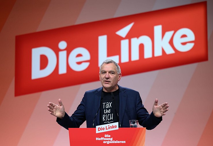 Nicht bei allen Beschlüssen folgten die Delegierten Parteichef Jan van Aken. - © Hendrik Schmidt/dpa