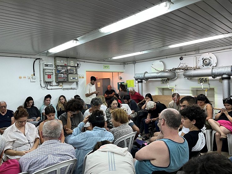 Während der Iran Raketen auf Israel abfeuert, suchen die Menschen in Tel Aviv Schutz in einem Bunker. - © Sara Lemel/dpa