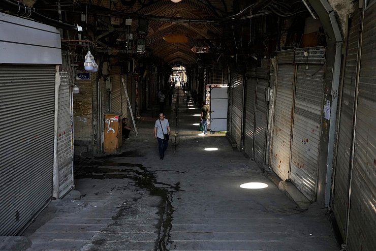 Die Straßen Teherans sind zum Teil wie leer gefegt. Viele Menschen verlassen die Stadt. - © Vahid Salemi/AP/dpa