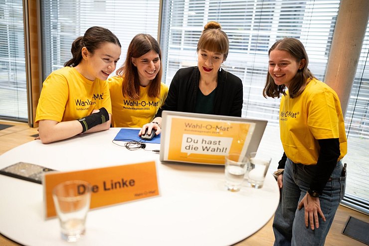 Auch die Linken-Spitzenkandidatin Heidi Reichinnek probierte das Online-Tool mit Mitgliedern der Jugendredaktion des Wahl-O-Mat aus. - © Sebastian Christoph Gollnow/dpa