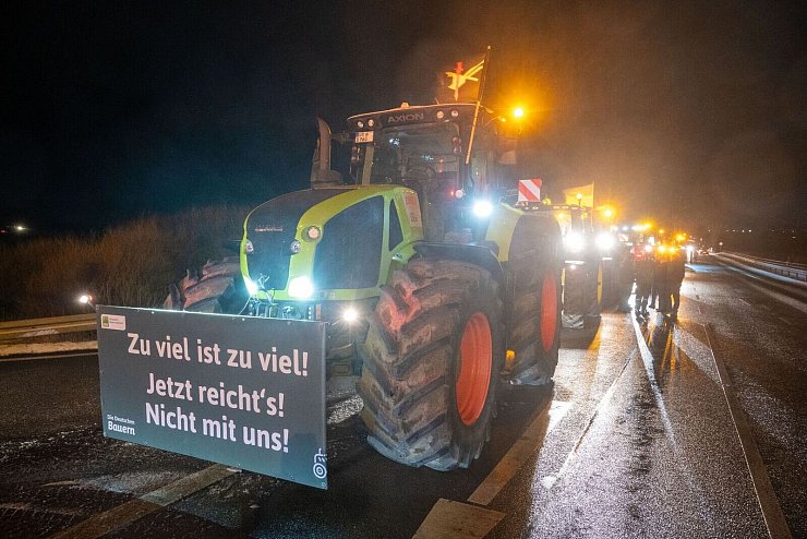 Tracktoren an der Auffahrt zur Autobahn A20 Grimmen-Ost (Mecklenburg-Vorpommern). - © Stefan Sauer/dpa