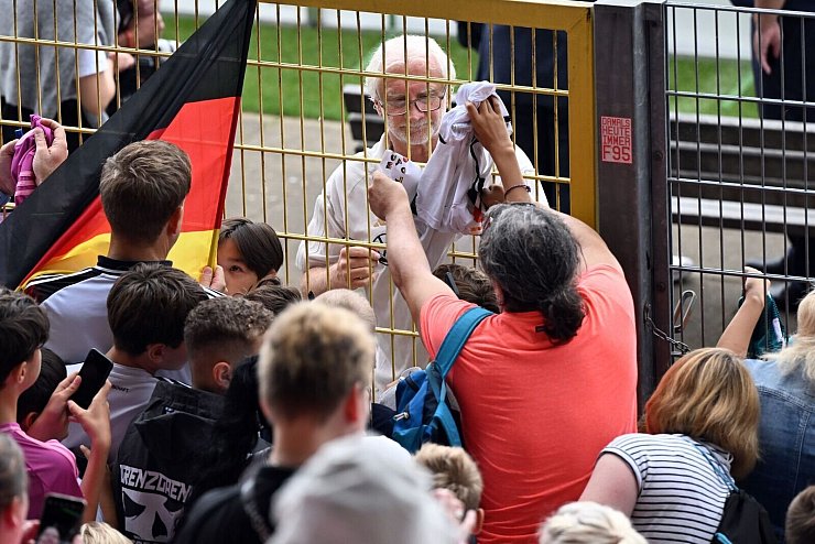 Sportdirektor Rudi Völler ist bei den Fans der Nationalmannschaft enorm beliebt. - © Federico Gambarini/dpa
