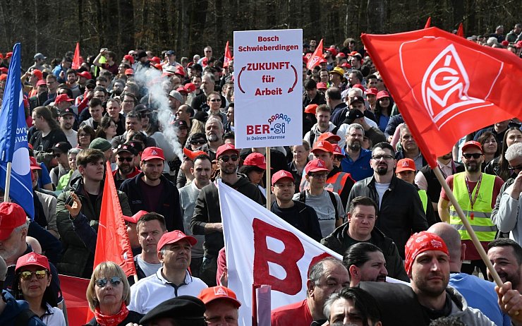 Beschäftigte protestierten schon im Frühjahr gegen die Sparpläne bei Bosch - nun hat der Betriebsrat erneut Widerstand angekündigt. (Archivbild) - © Bernd Weißbrod/dpa