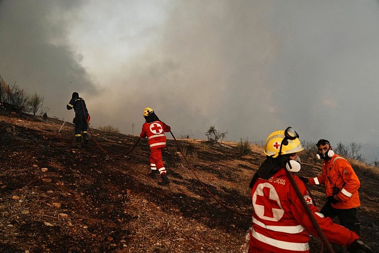 Tausende Feuerwehrleute sind in Griechenland im Einsatz. - © Thanassis Stavrakis/AP/dpa