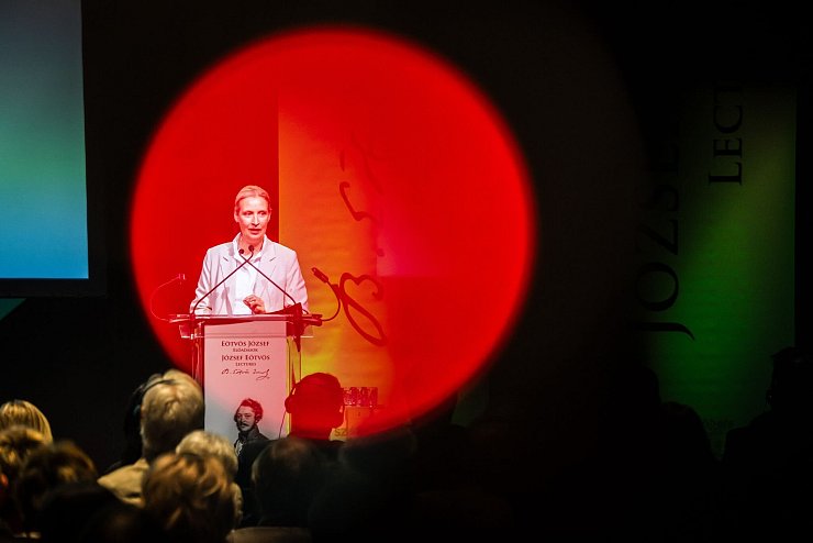 AfD-Chefin Alice Weidel findet Orbans Kurs im Ukraine-Krieg richtig. - © Marton Monus/dpa