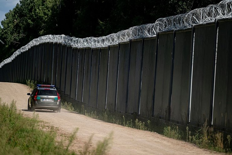 Ein Fahrzeug der polnische Grenzschützer fährt am Grenzzaun auf der polnischen Seite zu Belarus entlang. Polen will das Recht auf Asyl aussetzen. (Archivbild) - © Fabian Sommer/dpa